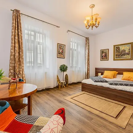 Wagner Estate 2- Central, Cozy, Terrace Apartment *