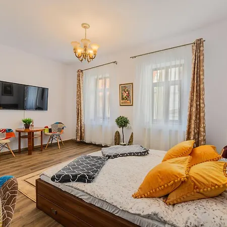 Wagner Estate 2- Central, Cozy, Terrace Apartment